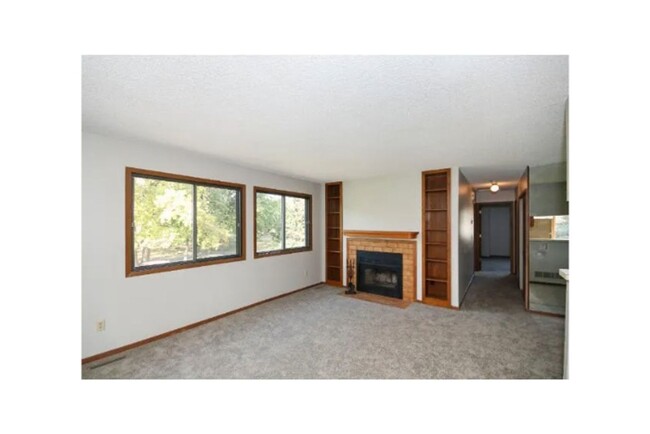 Building Photo - Spacious 2 Bedroom Townhome in Maple Grove!