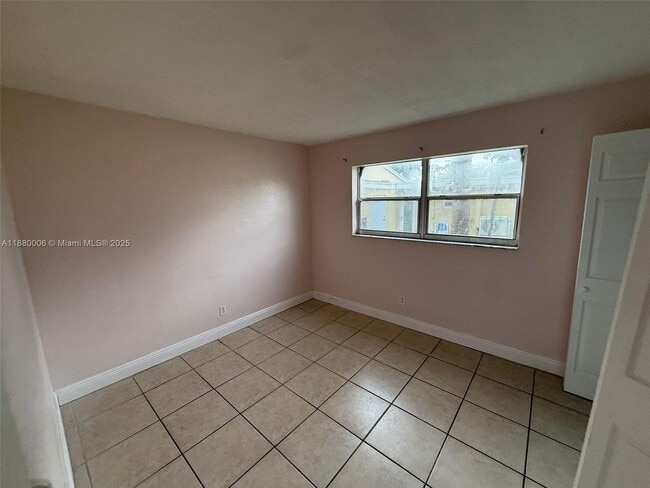 Building Photo - 4732 SW 33rd Ave