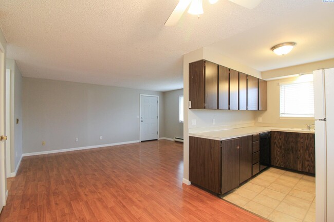 Foto del edificio - 2 Bed/ 1 bath Upstairs Unit in Kennewick 4...