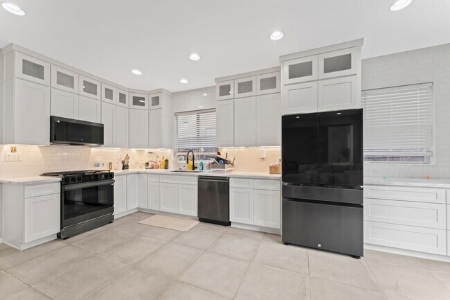 Foto del edificio - "Charming 4-Bedroom Santa Clarita Home with Fireplace – Spacious 2,623 Sq. Ft. Retreat!"