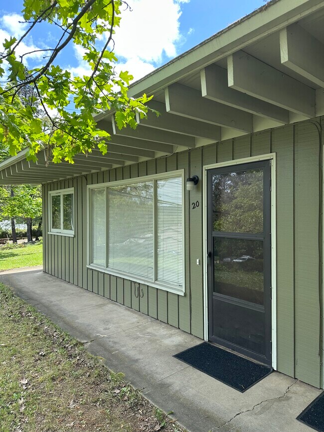 Puerta principal - 20 W 35th Ave