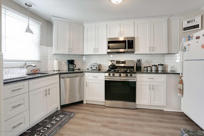 Building Photo - 201 Forman Ave