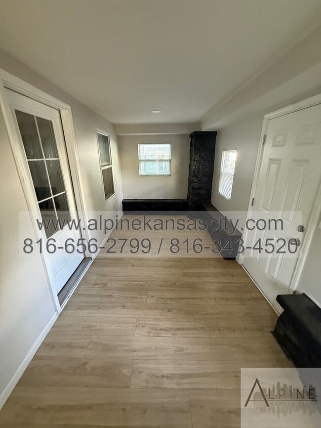 Building Photo - Beautiful Midtown Rehab! Open Layout!