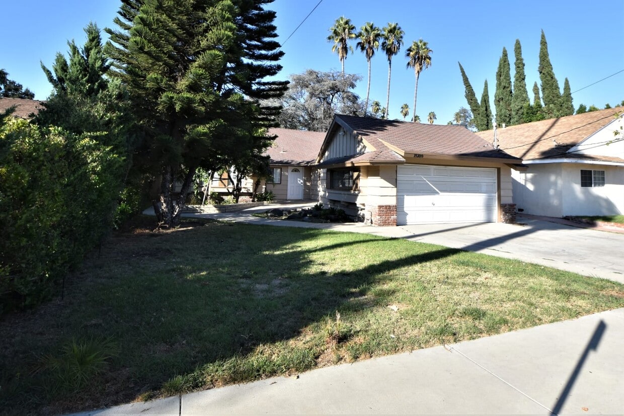 15109 Gilmore St House Rental in Los Angeles, CA