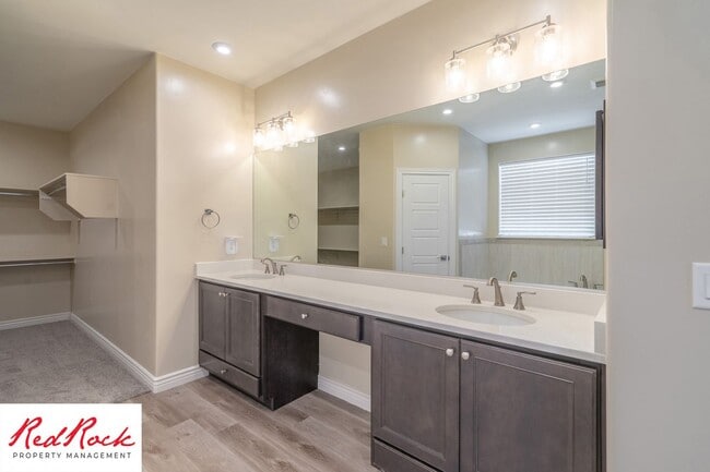 Building Photo - Stunning 4 Bedroom Home. Dog friendly!