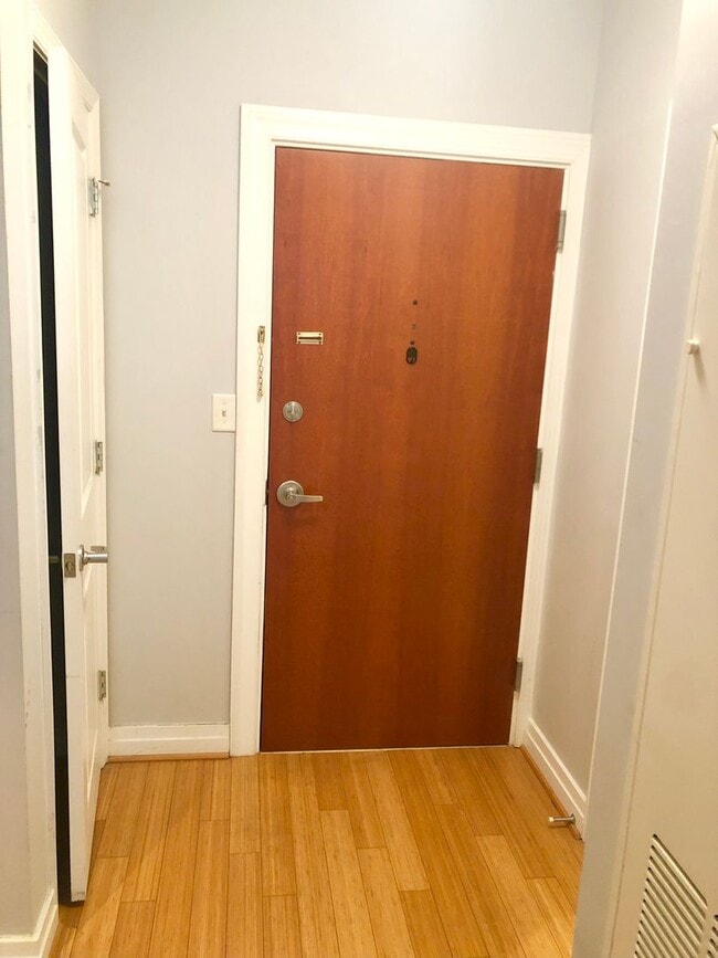 Building Photo - Cozy 1 Bedroom / 1 Bathroom Apartment in P...