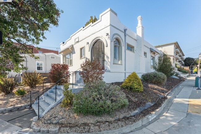Building Photo - 2734 MacArthur Blvd