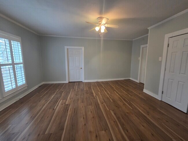 Building Photo - 517 W 9th St