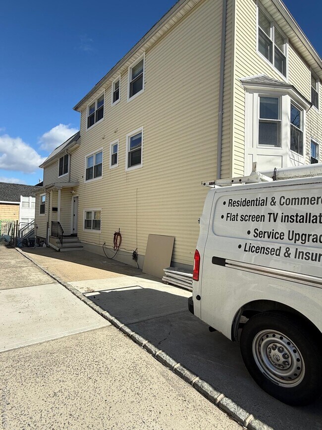 Foto del edificio - 215-15 17th Ave