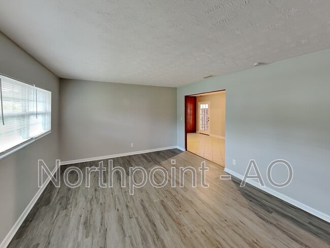 Building Photo - 6614 Larne Ave