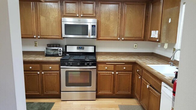 Foto del edificio - Available Now is a Condo style Townhouse i...
