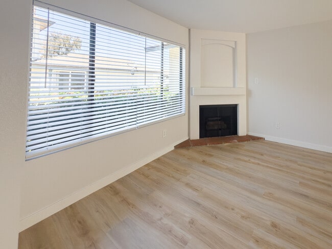 Building Photo - 4243 Tiberon Dr