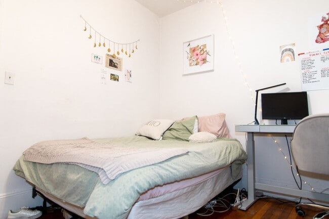 Photo - Gorgeous three bed room great sun light  Large bedrooms. Apartment