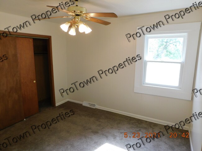 Building Photo - 10 Riverview St