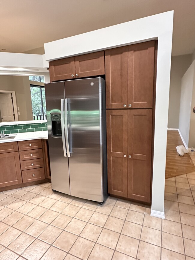 Brand New Fridge with water dispenser and ice maker - 2912 Lake Pineloch Blvd