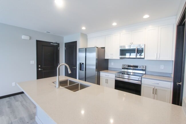 Building Photo - New! Beautiful 2 Bed, 1.5 Bath Apartment i...