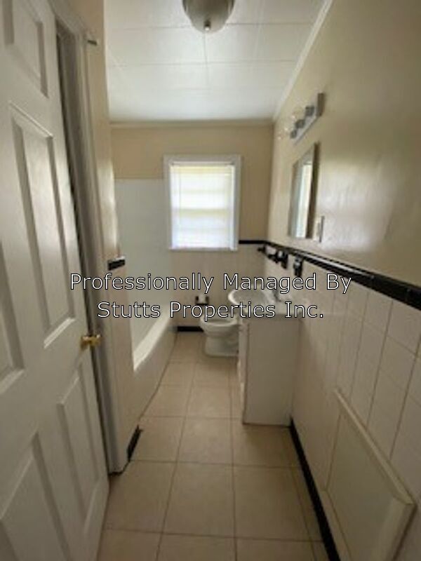 Building Photo - 1302 Elm St