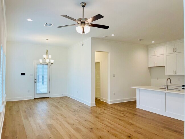 Foto del edificio - 10248 Creekbend Ave