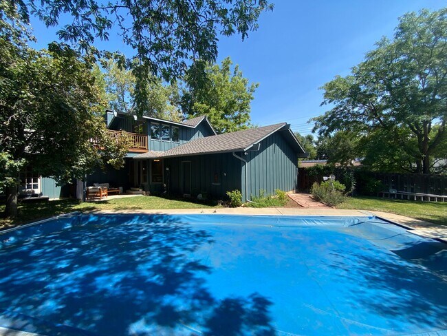 Building Photo - 5 Bed 3 Bath Home Across From Salberg Park.