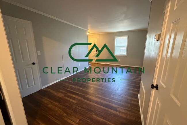 Building Photo - 2 Bedroom 1.5 Bath Townhome Minutes from D...