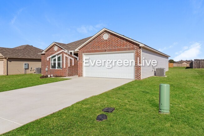 Building Photo - 32 10 Point Ln