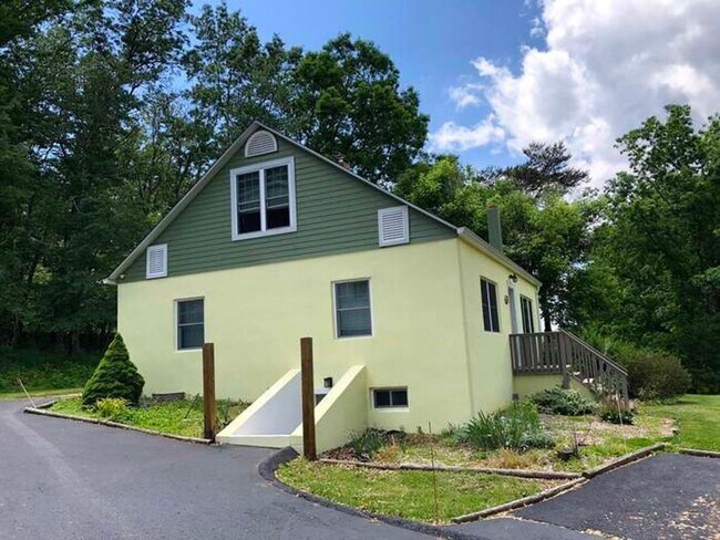 Foto del edificio - Four Bedroom House just outside Blacksburg