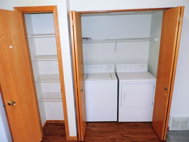 Foto del edificio - $1,150 | 2 Bedroom, 1 Bathroom 3rd Floor Condo | Pet Friendly* | Available for May 1st, 2025 Move...