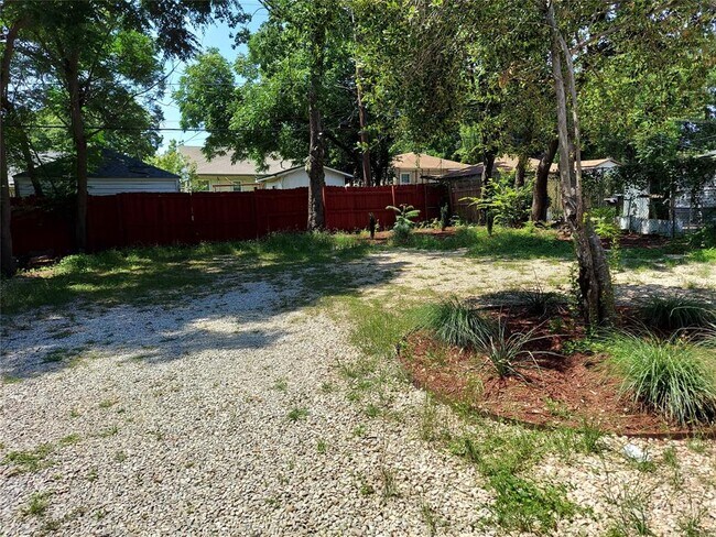 Foto del edificio - 2315 Gilford St