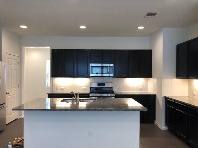 Foto del edificio - 533 Sweetwood Ln