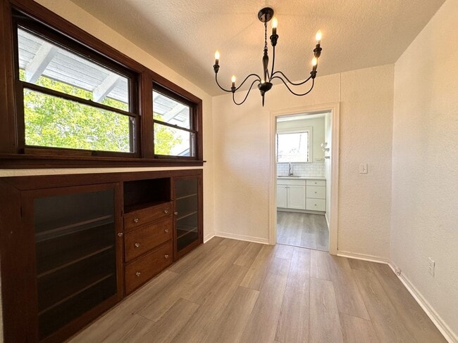 Foto del edificio - University Heights -Huge 1 Bedroom with Bonus Room/Bedroom and AC in Charming Vintage Building
