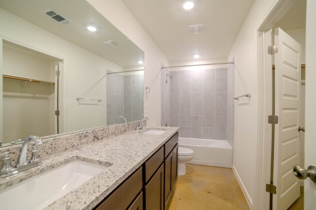Foto del edificio - "Newly-built 3-Bed, 2-Bath Duplex on Switc...