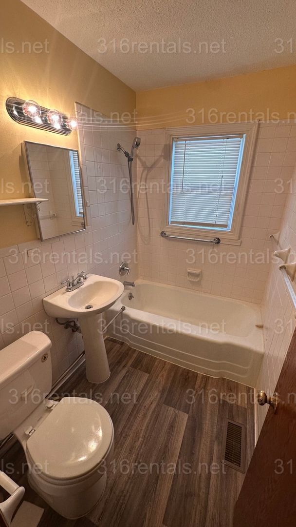 Building Photo - $675 - 2 bed 1 bath - Duplex