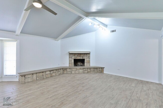 Foto del edificio - Complete RENOVATION only a few years ago!  Large bedrooms!