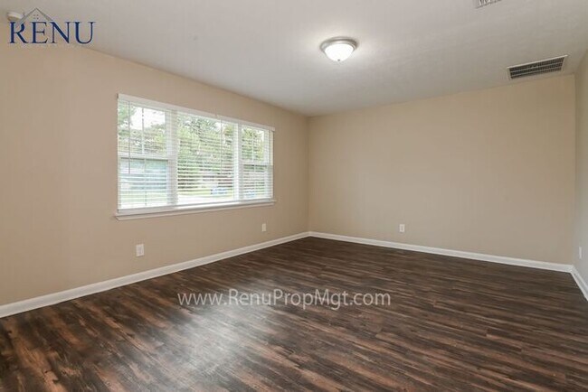 Foto del edificio - Holiday Special: 1/2 off your first month!...
