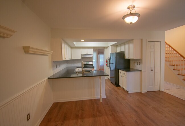 Building Photo - 8 Eton Ct