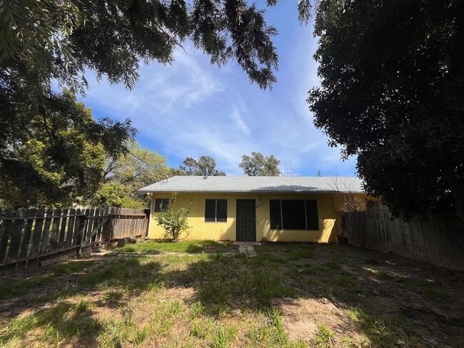 Building Photo - Beautiful Fallbrook duplex with 2 bedrooms...