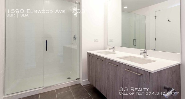 Building Photo - Centrum Evanston - Luxury 3 Bedroom 3 Bath