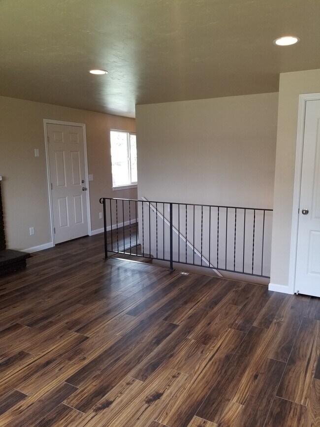 Foto del edificio - Spacious & Updated 3 bedrooms +large rec room 2 baths, landscaped