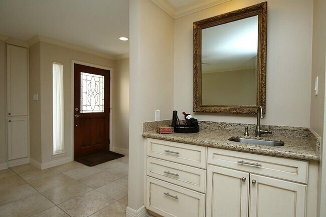 Foto del edificio - 5228 Woodlawn Pl
