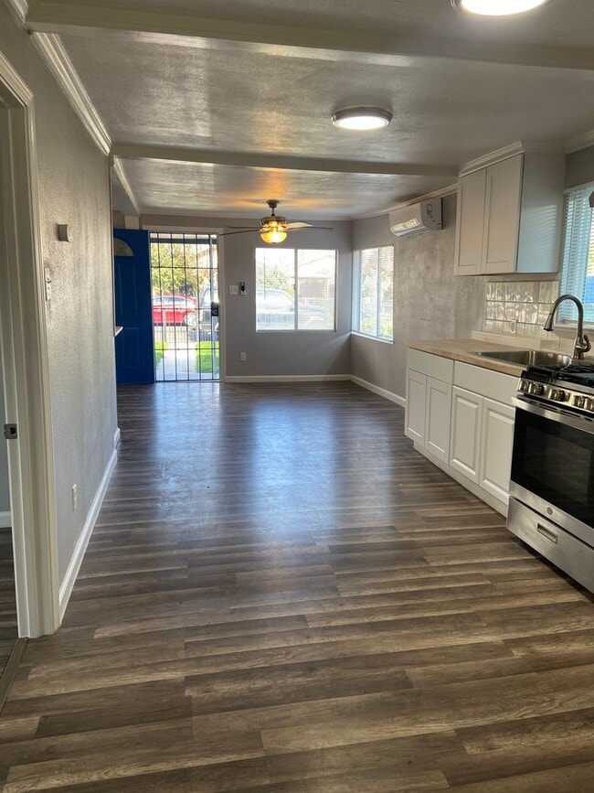 Building Photo - 3841