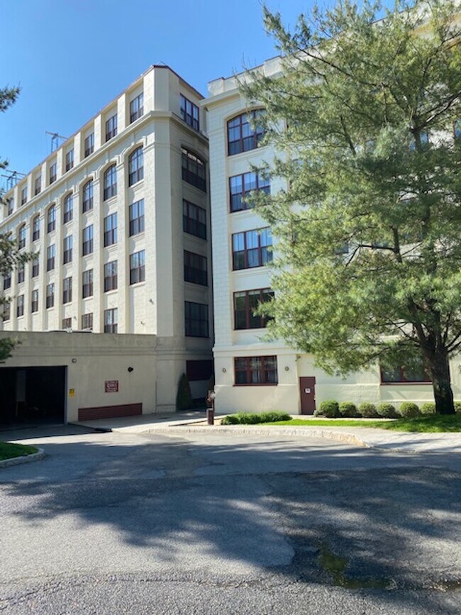 Foto del edificio - 1 Scarsdale Rd