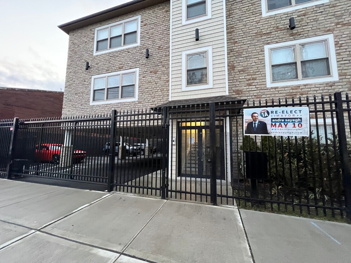 Primary Photo - 602 E 22nd St