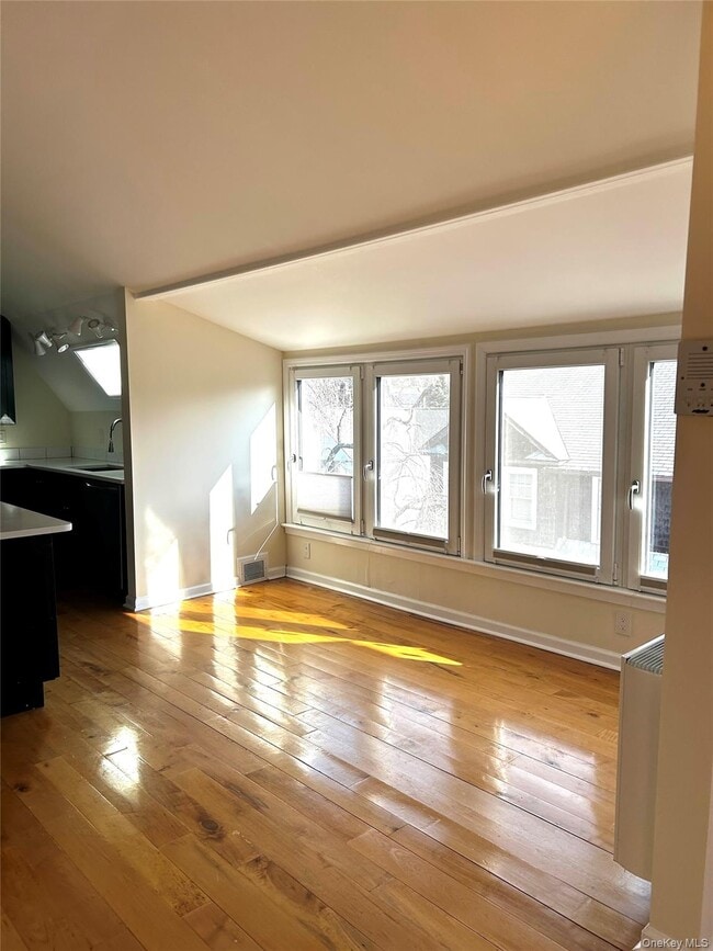 Building Photo - 409 W 261st St