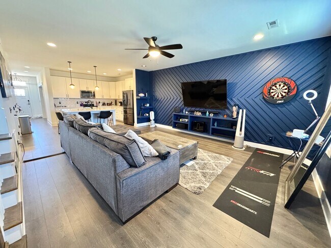 Foto del edificio - 2 Bed, 2.5 Bath Townhome with 2 Reserved Parking Spots