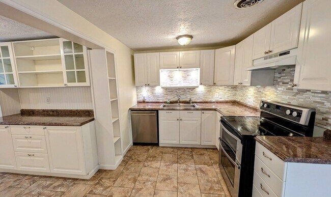 Building Photo - Sprawling 3 Bedroom Rambler with huge 2 ca...