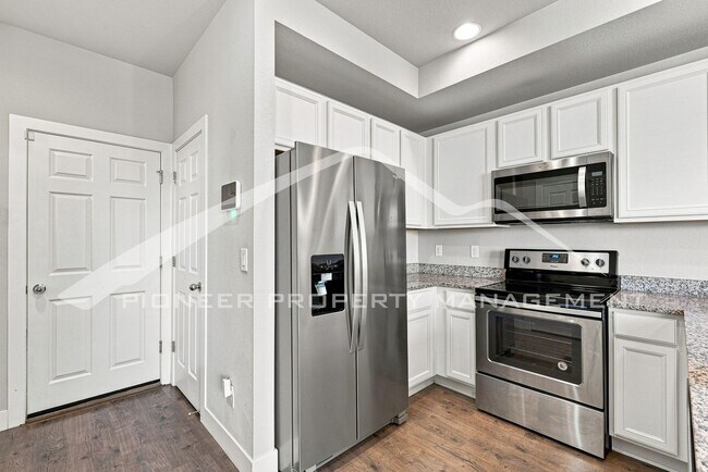 Foto del edificio - 16130 Warner Pl