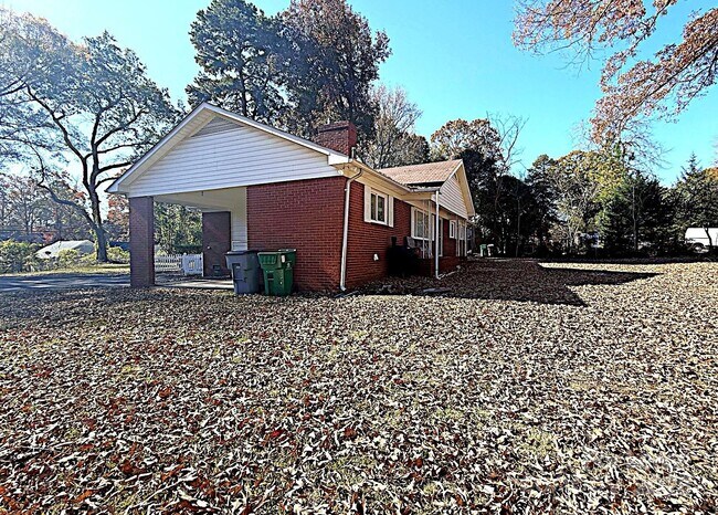 Building Photo - 664 Denning Pl