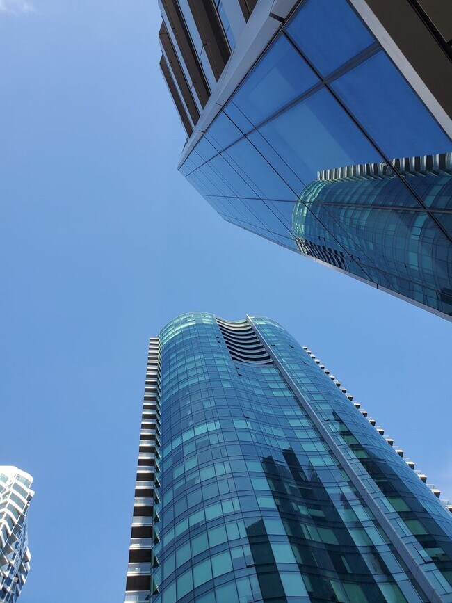 Foto del edificio - High end one bedroom plus at the luxurious...