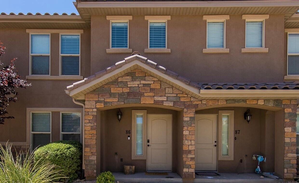 Foto principal - Beautiful Fossil Hills 3 bedroom, 2.5 bath...