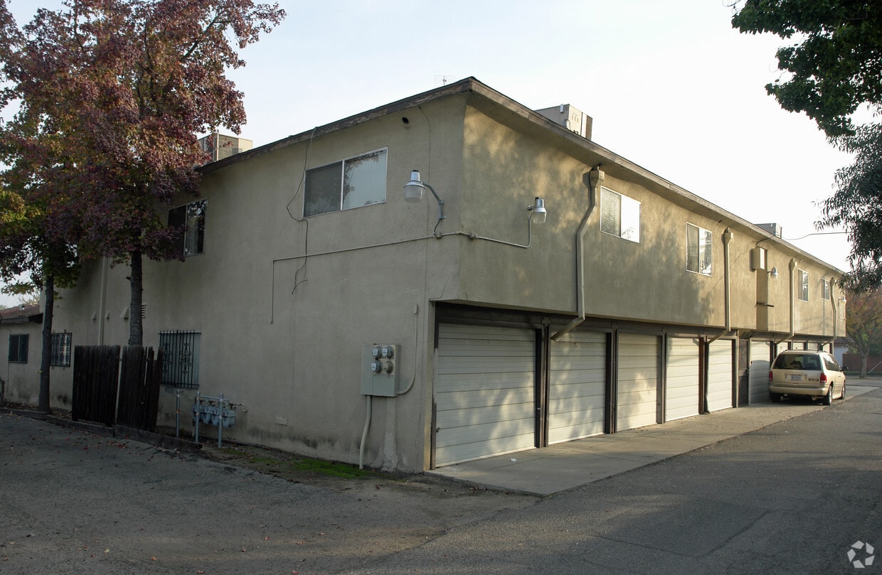 Primary Photo - 428 E Shields Ave